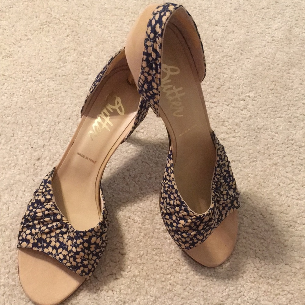 Butter stilettos navy w/cream fall leaves 9.5